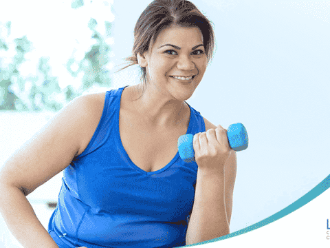 mulher fazendo atividade física com pequeno peso depois da bariátrica Dr. Luiz Gustavo Oliveira cirurgião bariátrico