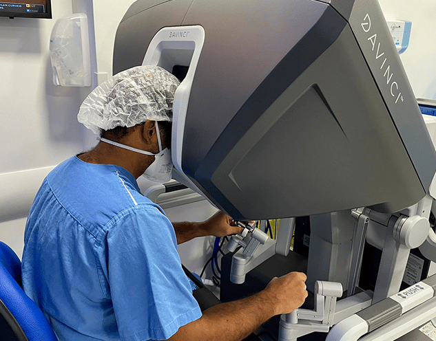 Cirurgião operando robô cirúrgico site Dr. Luiz Gustavo Oliveira