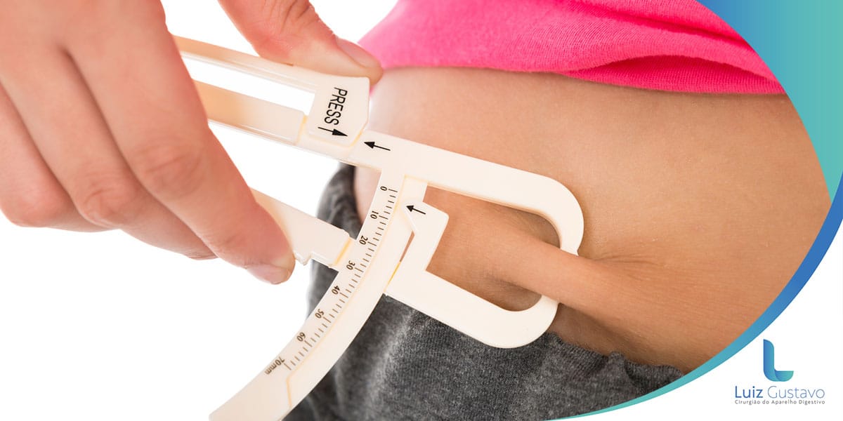 Pessoa pós-bariátrica medindo gordura corporal - Dr. Luiz Gustavo
