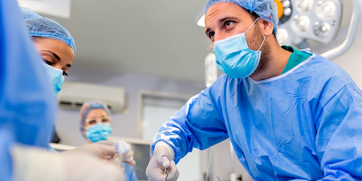 Médicos instruindo cirurgias robóticas - site Dr. Luiz Gustavo Oliveira, cirurgião geral e bariátrico RJ