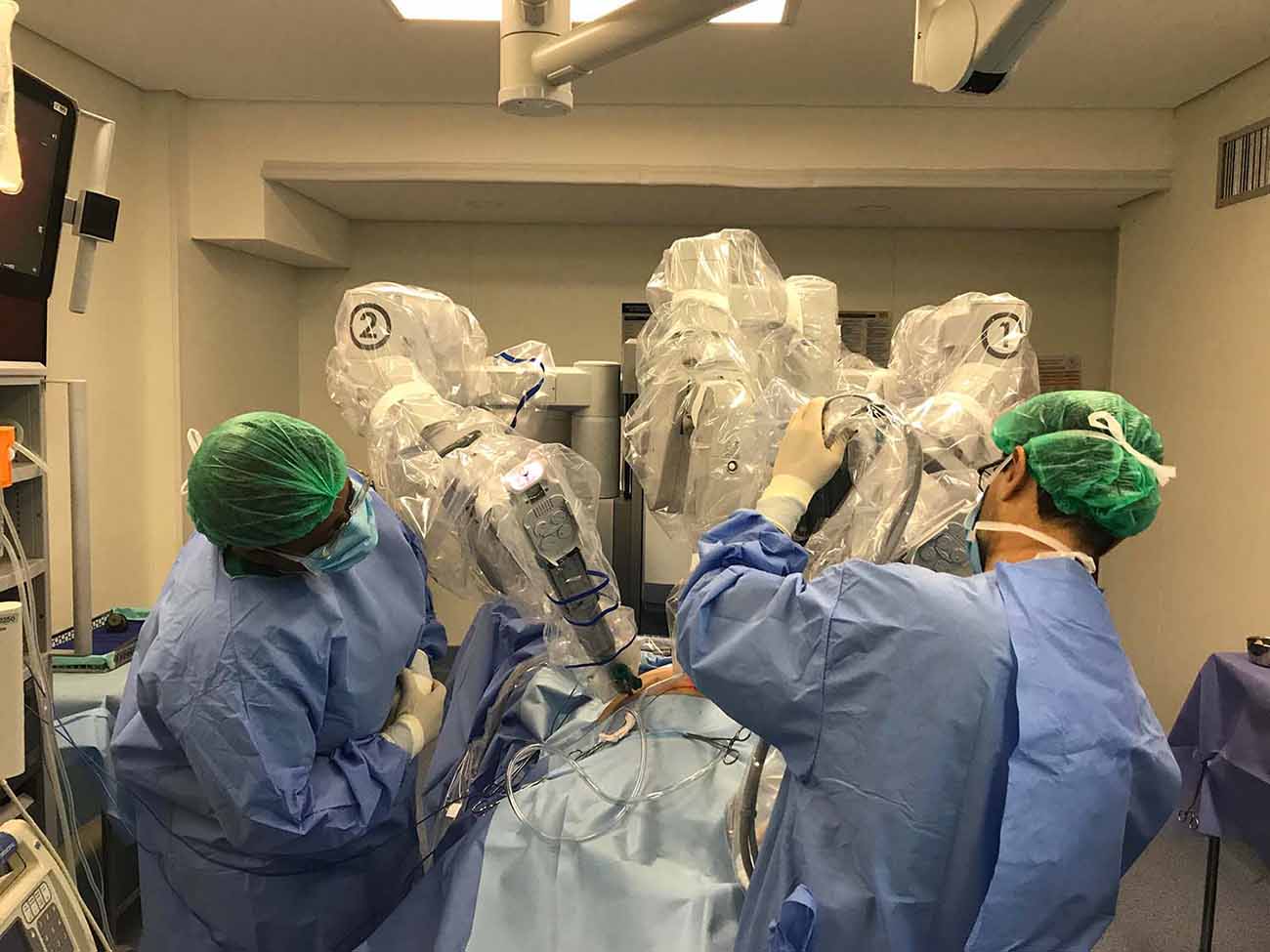 Cirurgiões mexendo em braços de robô para Cirurgia Bariátrica robótica site Dr. Luiz Gustavo Oliveira - RJ
