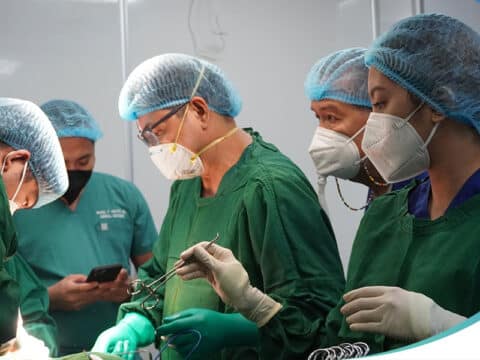 Equipe multidisciplinar realizando cirurgia bariátrica de bypass gástrico - site Dr. Luiz Gustavo Oliveira, cirurgião geral e bariátrico Rio de Janeiro