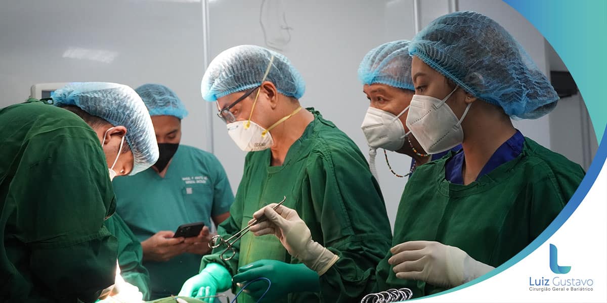 Equipe multidisciplinar realizando cirurgia bariátrica de bypass gástrico - site Dr. Luiz Gustavo Oliveira, cirurgião geral e bariátrico Rio de Janeiro