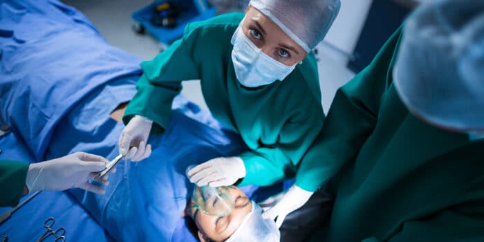 Cirurgiã olhando para cima enquanto faz uma cirurgia bariátrica - site Dr. Luiz Gustavo Oliveira, cirurgião geral e bariátrico Rio de Janeiro