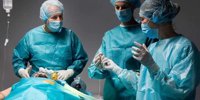 Equipe de bariátrica prestes a fazer uma cirurgia de redução de estômago - site Dr. Luiz Gustavo Oliveira, cirurgião geral e bariátrico Rio de Janeiro