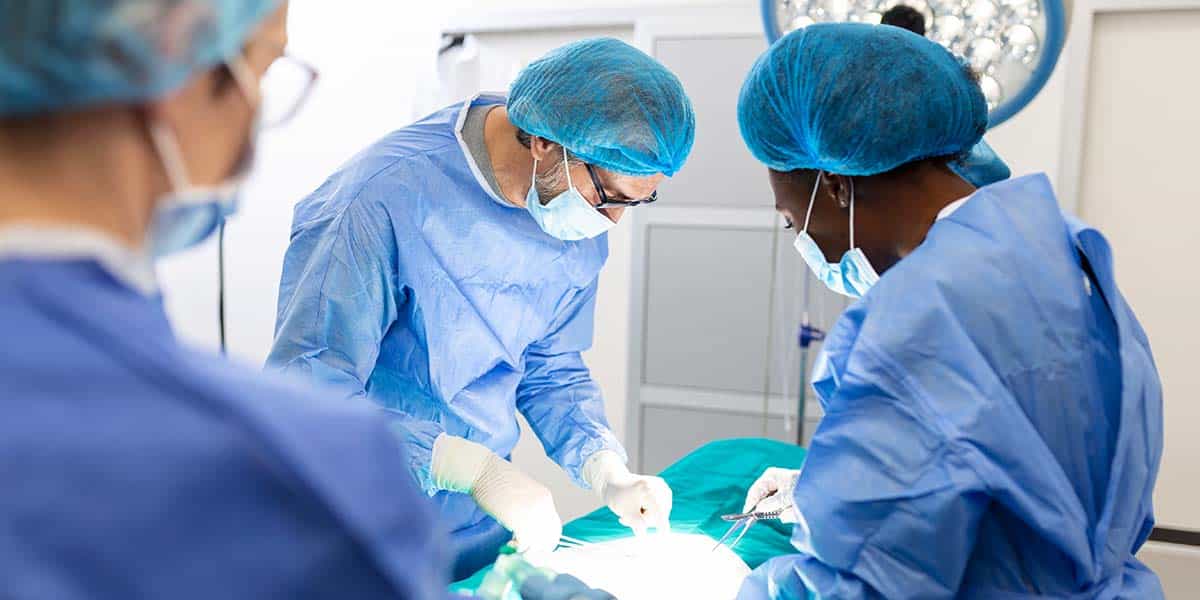 Médicos realizando uma bariátrica - site Dr. Luiz Gustavo Oliveira, cirurgião geral e bariátrico Rio de Janeiro