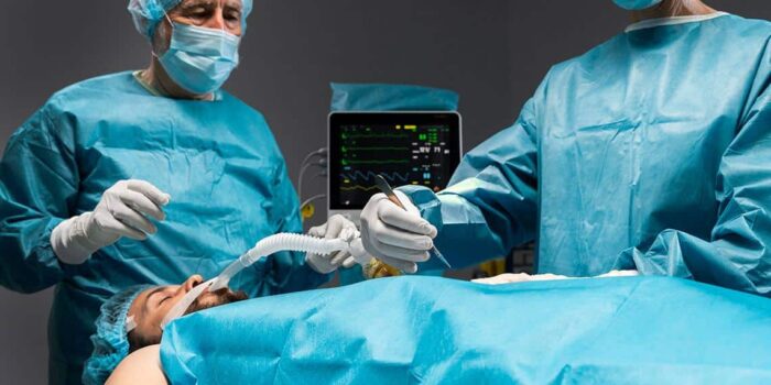Cirurgiões bariátricos se preparando para fazer uma cirurgia metabólica num paciente