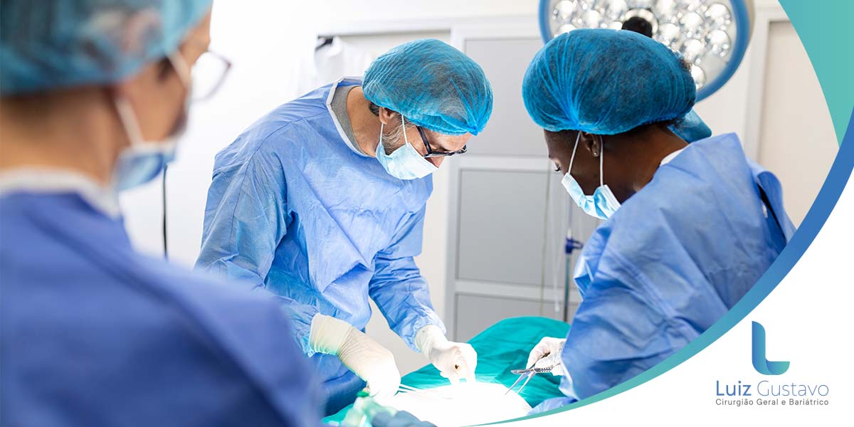 Médicos realizando uma cirurgia - site Dr. Luiz Gustavo Oliveira, cirurgião geral e bariátrico Rio de Janeiro