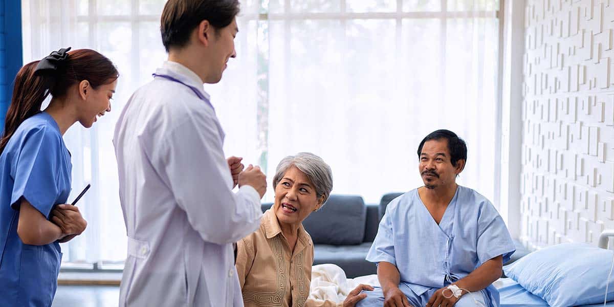 Homem com a família no quarto aguardando sua cirurgia - site Dr. Luiz Gustavo Oliveira cirurgião geral