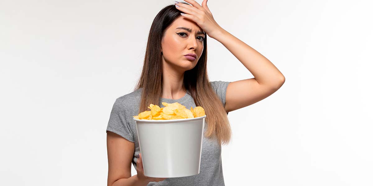 Mulher arrependida de comer um balde de batata frita - site Dr. Luiz Gustago Oliveira, cirurgião geral e bariátrico