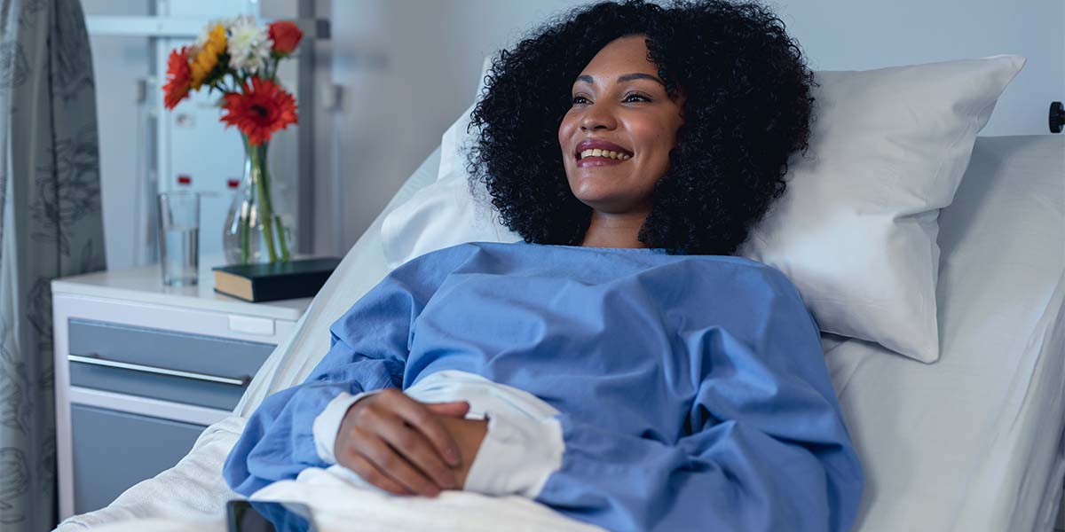 Mulher em pós cirurgia de diástase abdominal. Dr. Luiz Gustavo Oliveira, cirurgião bariátrico - Rio de Janeiro