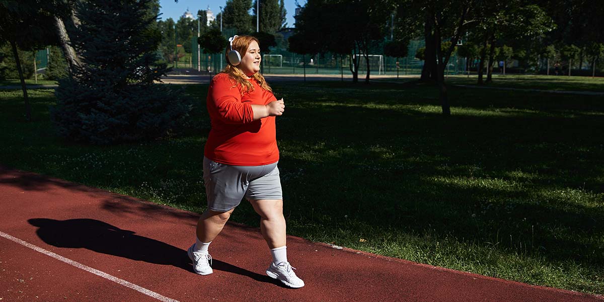 Mulher acima do peso praticando caminhada. Dr Luiz Gustavo Oliveira; cirurgião bariátrico - Rio de Janeiro/RJ.