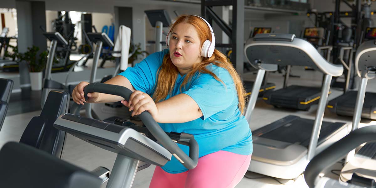 Jovem em bicicleta ergometrica. Dr Luiz Gustavo Oliveira; Cirurgião bariátrico. Rio de Janeiro - RJ