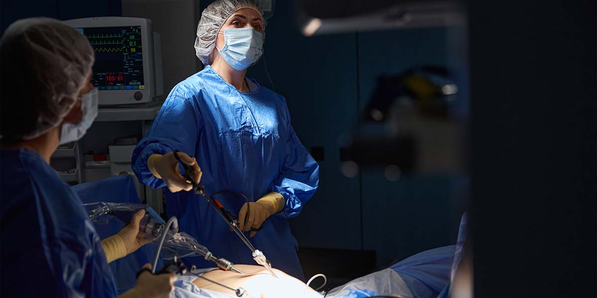 Médica realizando cirurgia da colecistectomia videolaparoscópica. Dr.Luiz Gustavo - cirurgião bariátrico no Rio de Janeiro -RJ