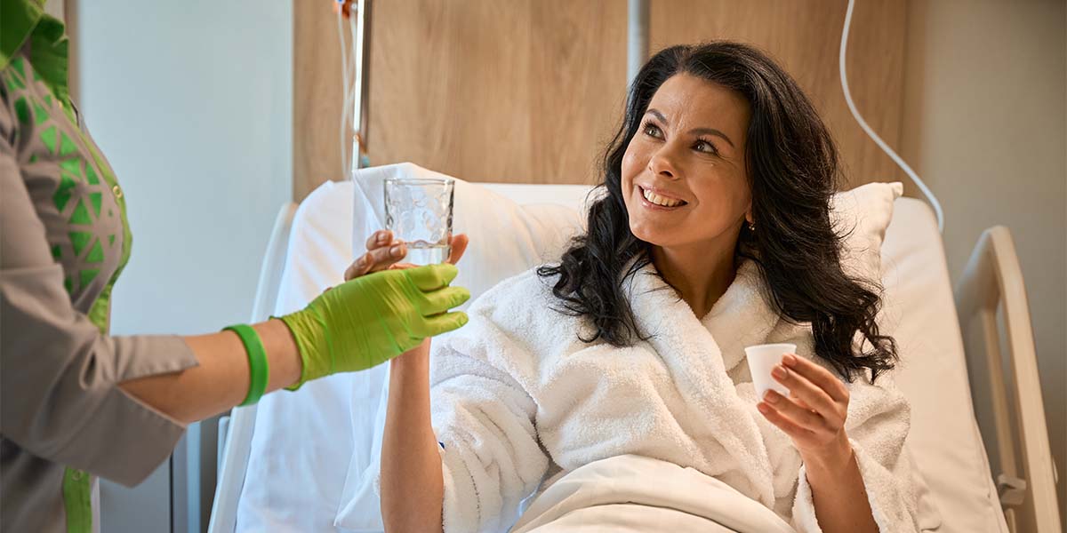 Mulher recebendo os cuidados após cirurgia. - site Dr. Luiz Gustavo Oliveira, cirurgião geral e bariátrico
