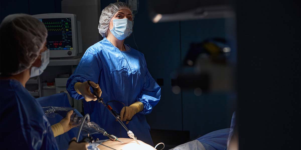 Cirurgiã fazendo uma cirurgia laparoscópica - site Dr. Luiz Gustavo Oliveira, cirurgião geral e bariátrico