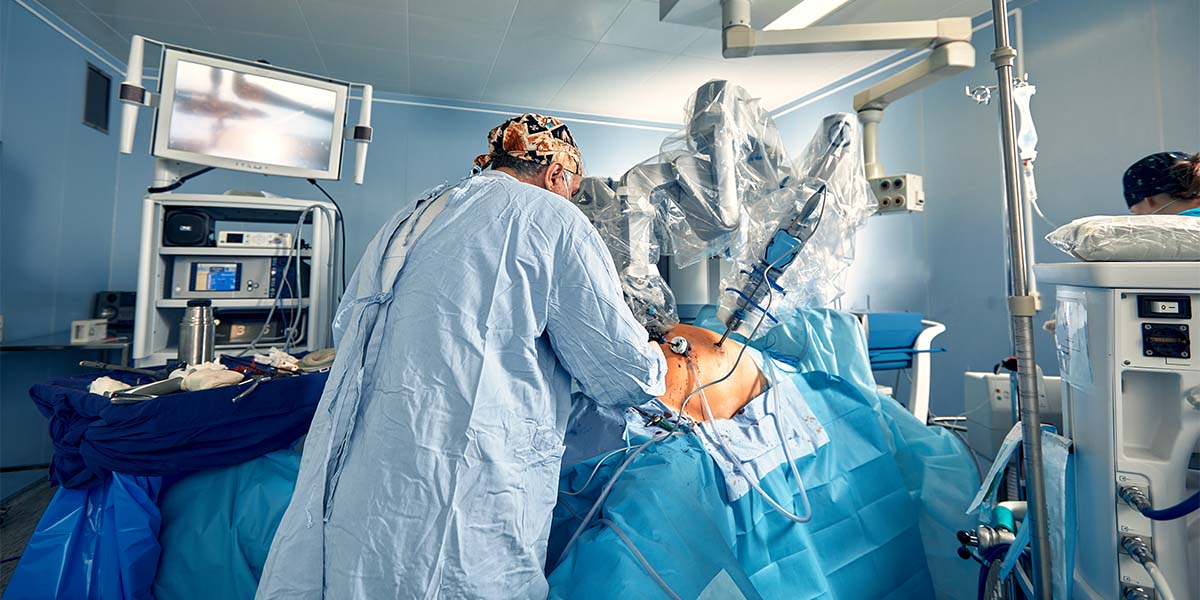 Cirurgião fazendo uma cirurgia robótica de hérnia abdominal - site Dr. Luiz Gustavo Oliveira, cirurgião geral e bariátrico