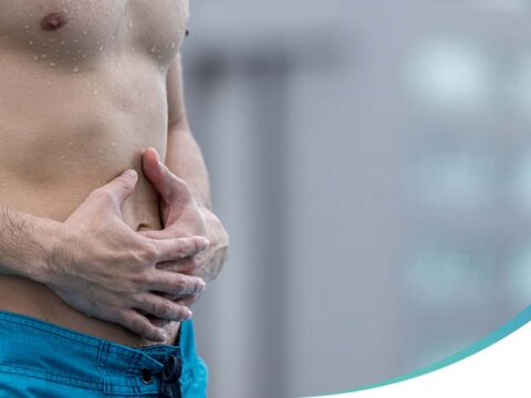 Homem com mão no abdomen com possível hérnia abdominal - site Dr. Luiz Gustavo Oliveira, cirurgião geral e bariátrico