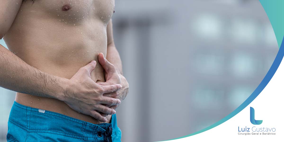 Homem com mão no abdmen com possível hérnia absominal - site Dr. Luiz Gustavo Oliveira, cirurgião geral e bariátrico