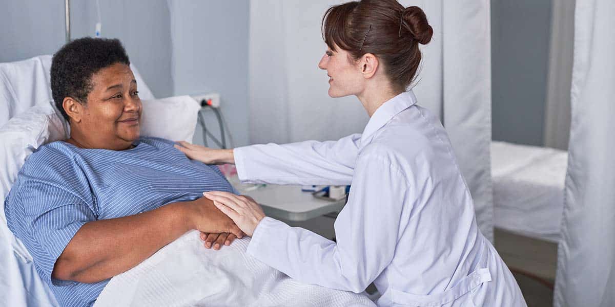 Médica tranquilizando uma paciente antes de uma cirurgia - site Dr. Luiz Gustavo Oliveira, cirurgião geral e bariátrico
