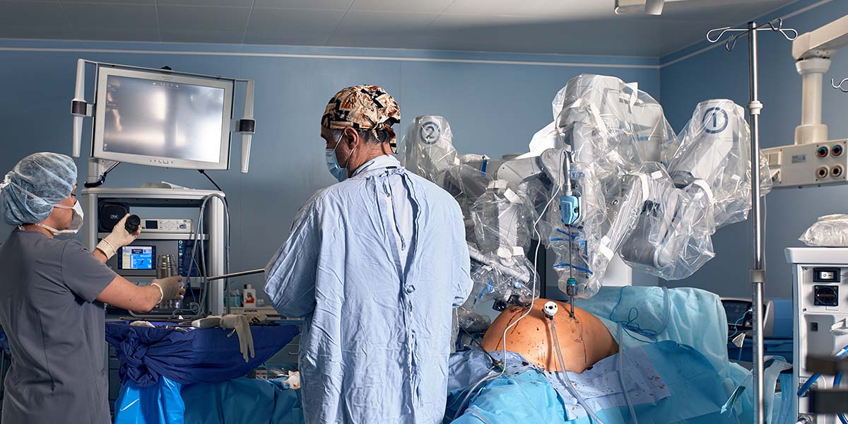 Médico e enfermeira fazendo uma cirurgia robótica, um dos tipos de bariátrica - site Dr. Luiz Gustavo Oliveira, cirurgião geral e bariátrico