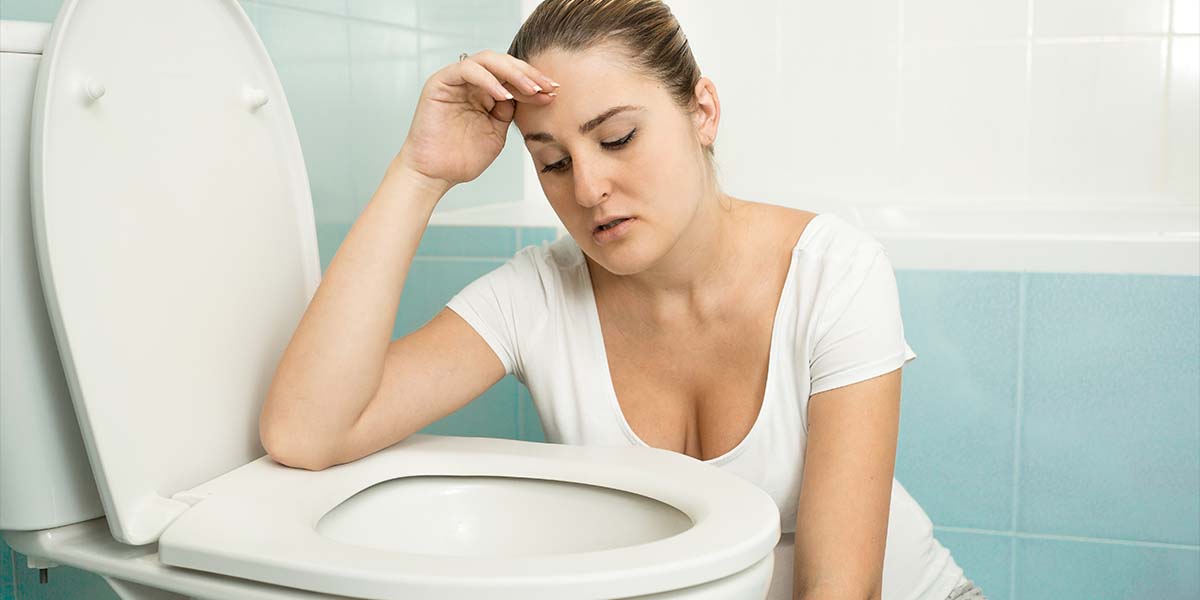 Mulher com enjoo apoiada no sanitário - site Dr. Luiz Gustavo Oliveira, cirurgião geral e bariátrico